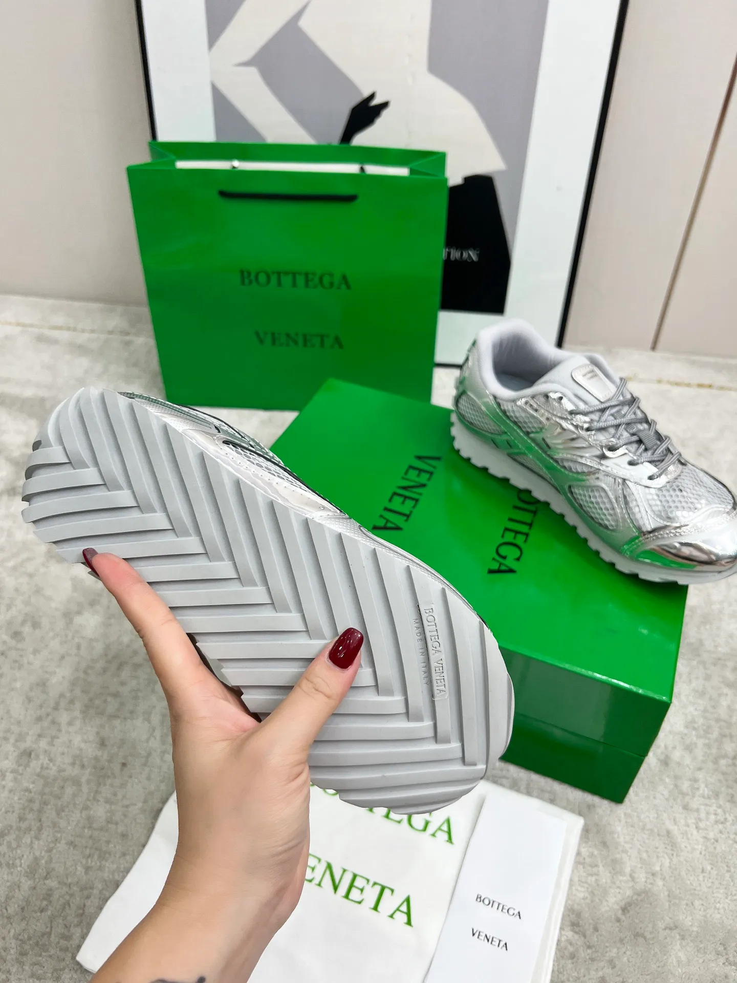 P540. Top version (couples model) Bottega Veneta Bottega Veneta 23ss autumn and winter show BV Orbit sneakers Wang Yibo's same style couples casual shoes dad shoes! Runner sneakers! Original purchase and development!  Made of original lightweight technical mesh fabric, the same as the original version! The process is complicated!  Paired with a rubber outsole designed with a geometric pattern, the high version of the Wang Zha series is actually much taller, but the legs still look slim. Very nice. Durable and playable, standard and version-matching shoe package technology, look for high-end versions. The original outsole is exclusively molded, and the color-blocked TPU outsole is used. The material and weight are the same as the original!  Size: #Female 35-41 (40 and 41 customized sizes are non-refundable) Male 39-45 (45 size customized are non-returnable and exchangeable)